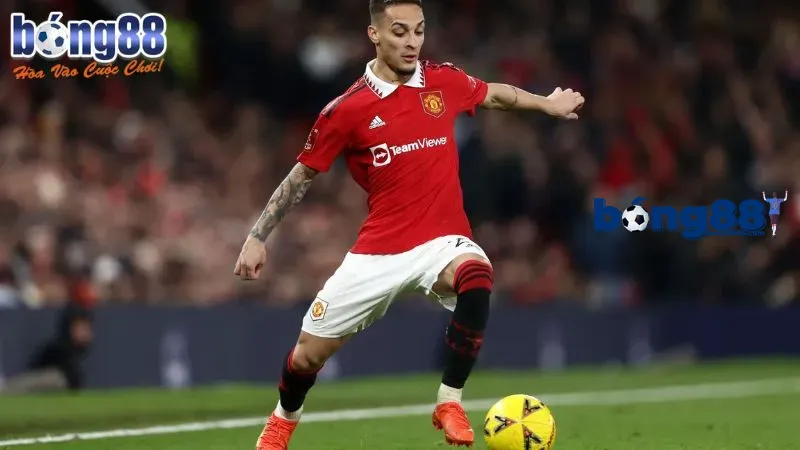 Tiền đạo cánh trái rê bóng vượt hậu vệ đối thủ